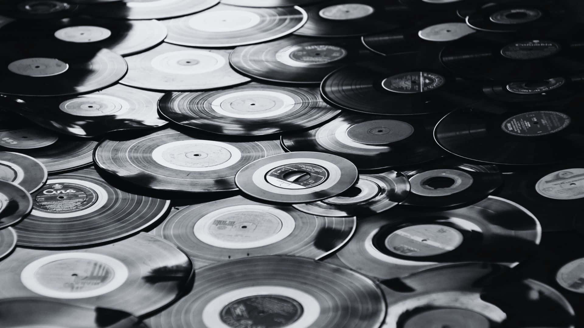 Black And White Music 桌布 壁紙 — 重疊的復古黑膠唱片的單色特寫，營造出有紋理的懷舊音樂主題。