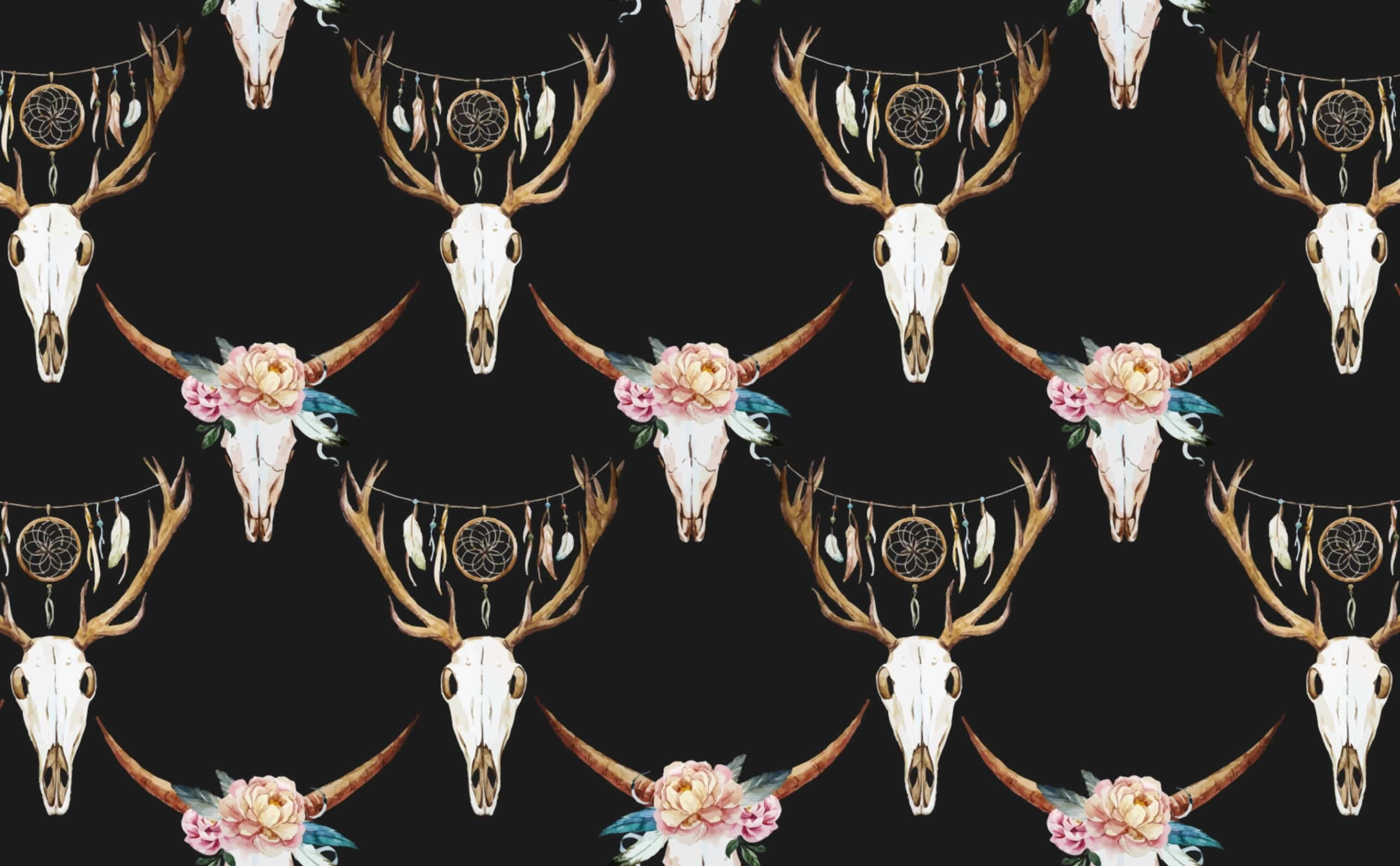 skulls 桌布 壁紙 — 重複圖案：黑色背景上，鹿頭骨飾以花朵、羽毛和捕夢網。