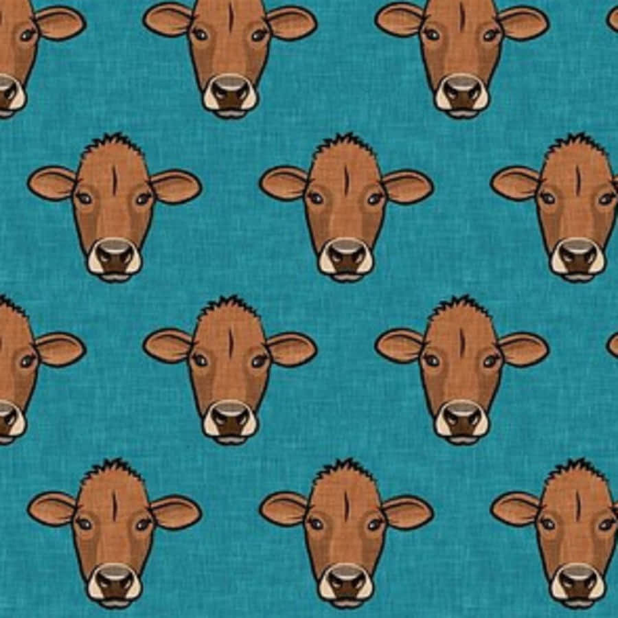 Brown Cow Print 桌布 壁紙 — 重複的卡通牛頭，棕色，白色鼻子，在帶紋理的青綠色背景上。
