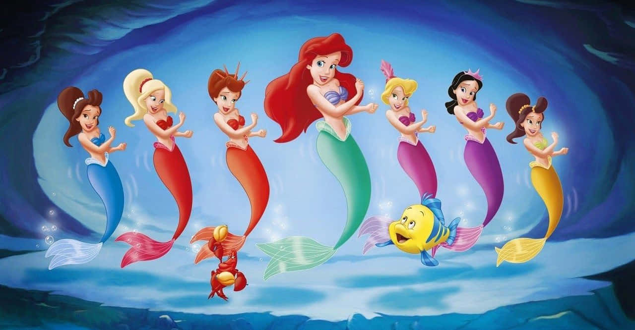 重返《小美人魚》的魔法世界 壁紙 — 七條色彩繽紛的美人魚和一條黃色魚在一個旋轉的水下漩渦中快樂地游動，伴隨著發光的氣泡。