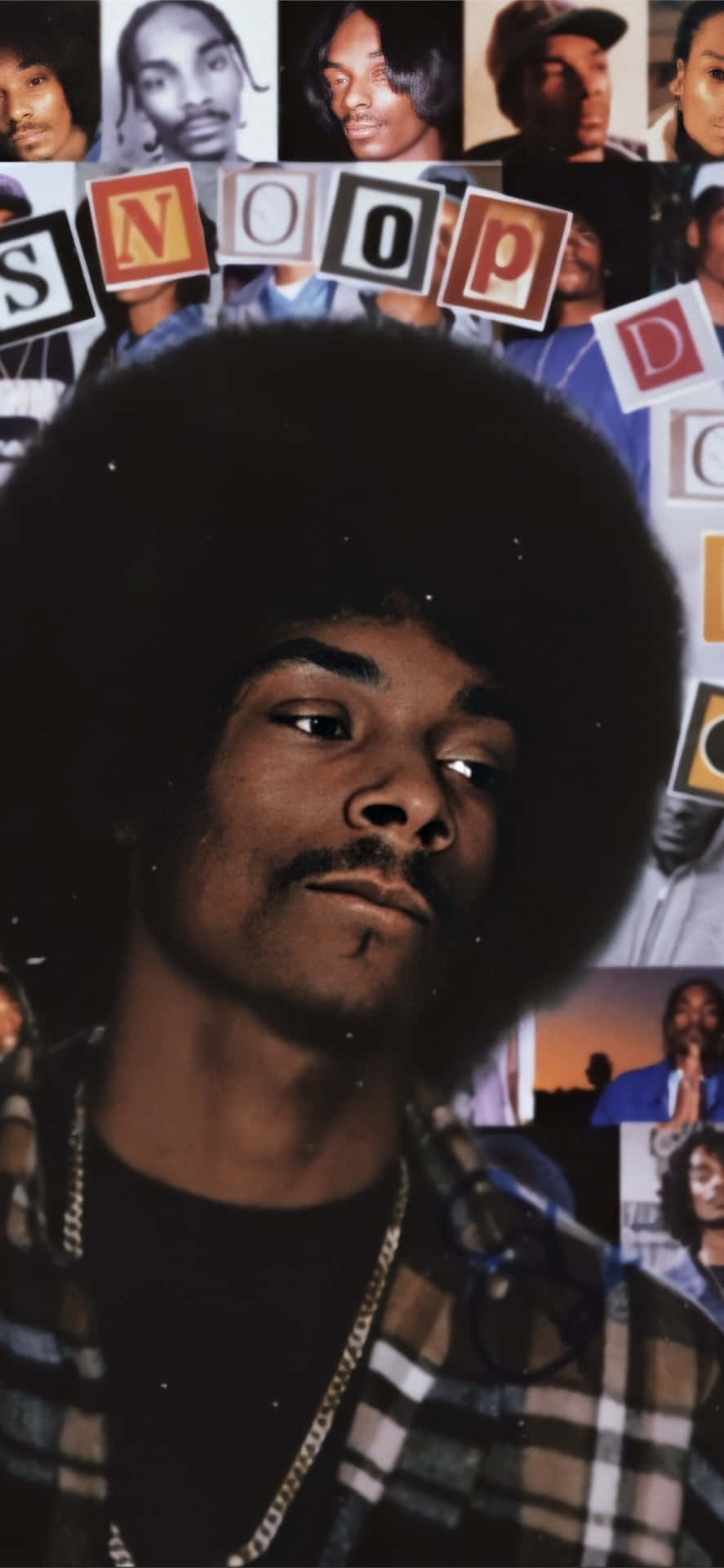 Snoop Dogg 著住格仔恤衫同鏈條頸鏈，背景係拼貼風格。