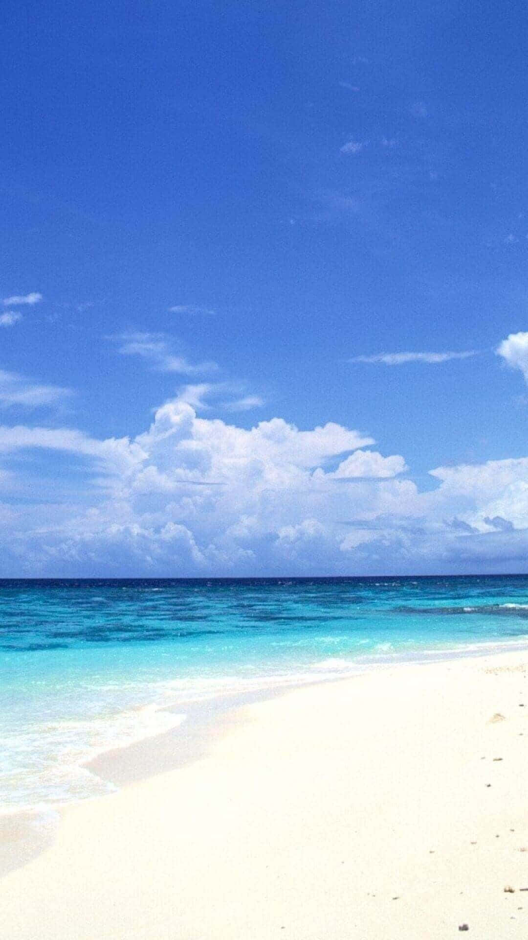 白色沙灘、碧綠海水、藍天白雲