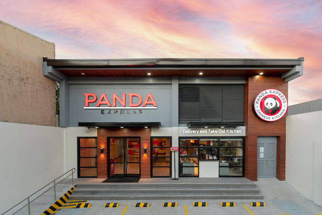 日落時Panda Express餐廳外觀，粉紅天空及條紋停車欄杆。