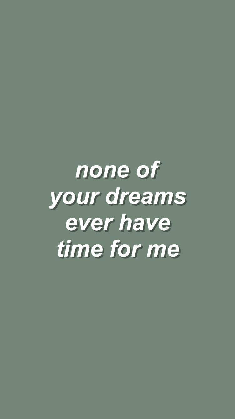 文字引用 none of your dreams ever have time for me 在綠色背景上