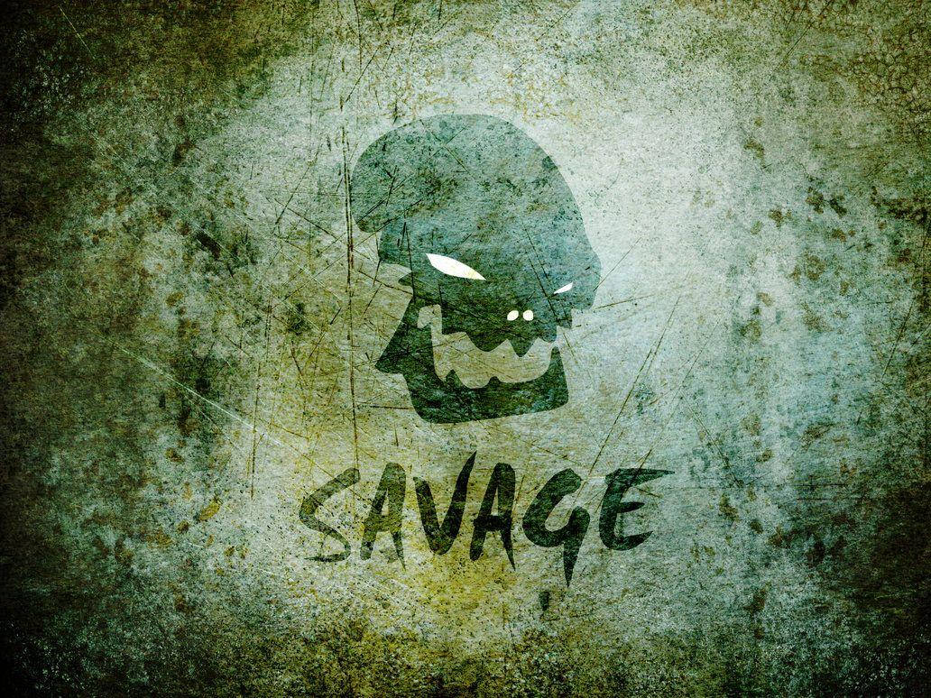 一個帶有發光眼睛的威脅性骷髏頭，以及在一面破舊牆上的savage這個詞。