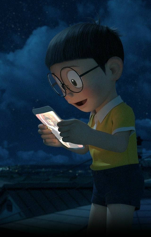 野比大雄凝視手機 壁紙 — 一個戴眼鏡的小男孩在滿天星斗的夜空下看著發光的手機微笑。
