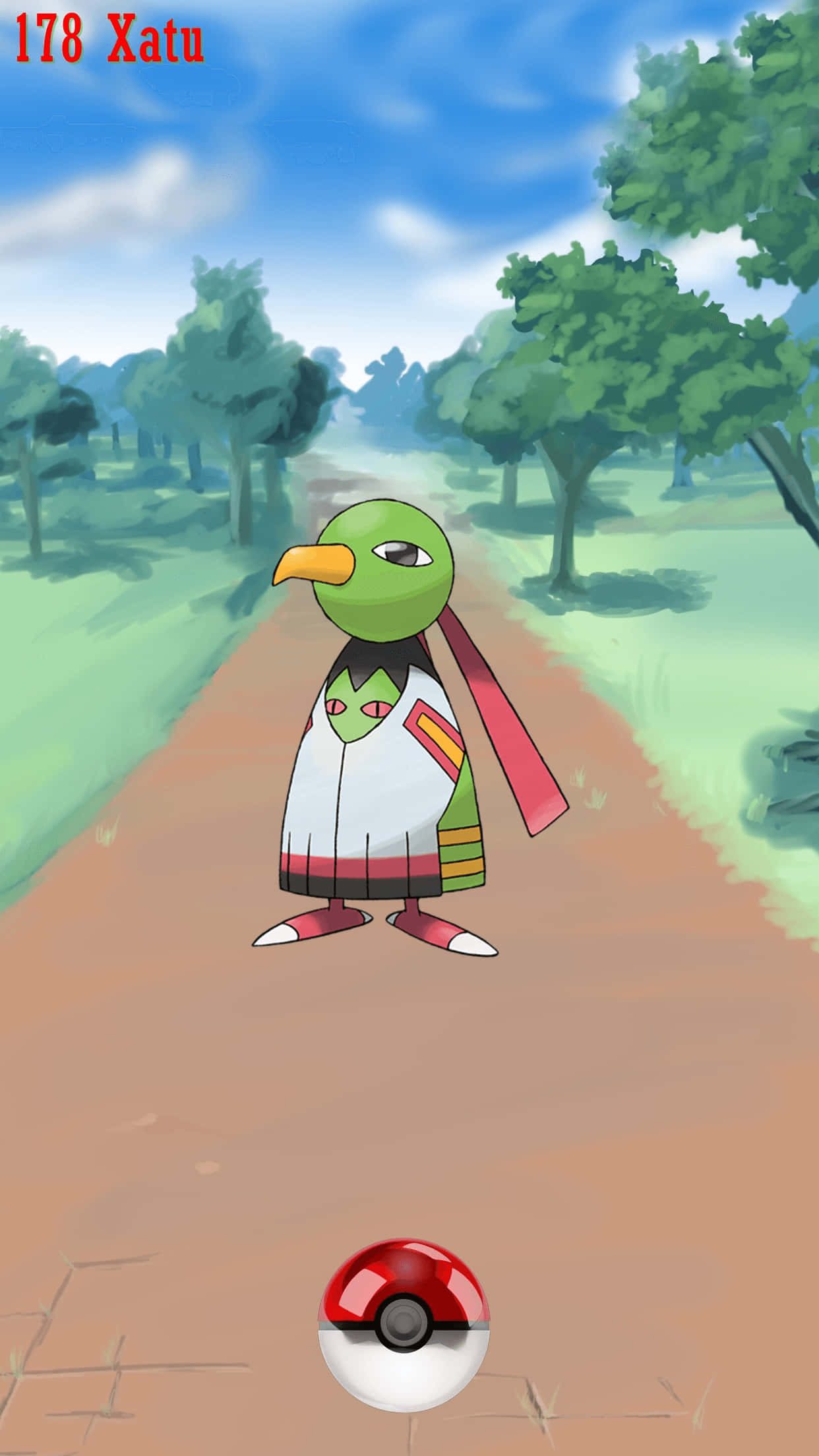 野生 Xatu 出現在道路上 壁紙 — 一隻綠色鳥狀寶可夢名叫天然鳥，站在陽光明媚的森林中的泥土小路上，腳邊有一個精靈球。