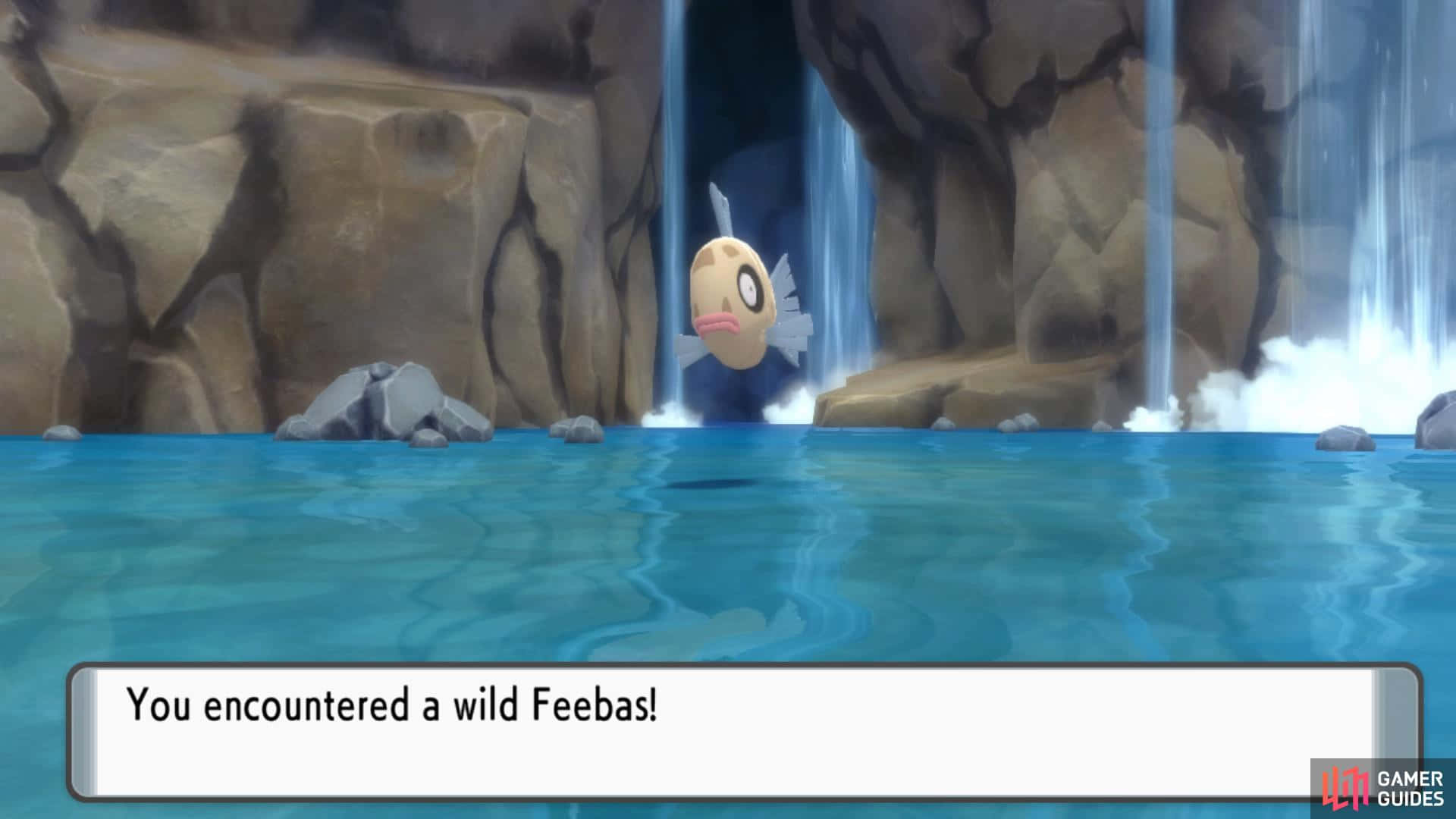 野生寶可夢 Feebas 在瀑布下 壁紙 — 卡通醜醜魚在岩石洞穴的瀑布下清澈的藍色水中浮出水面。