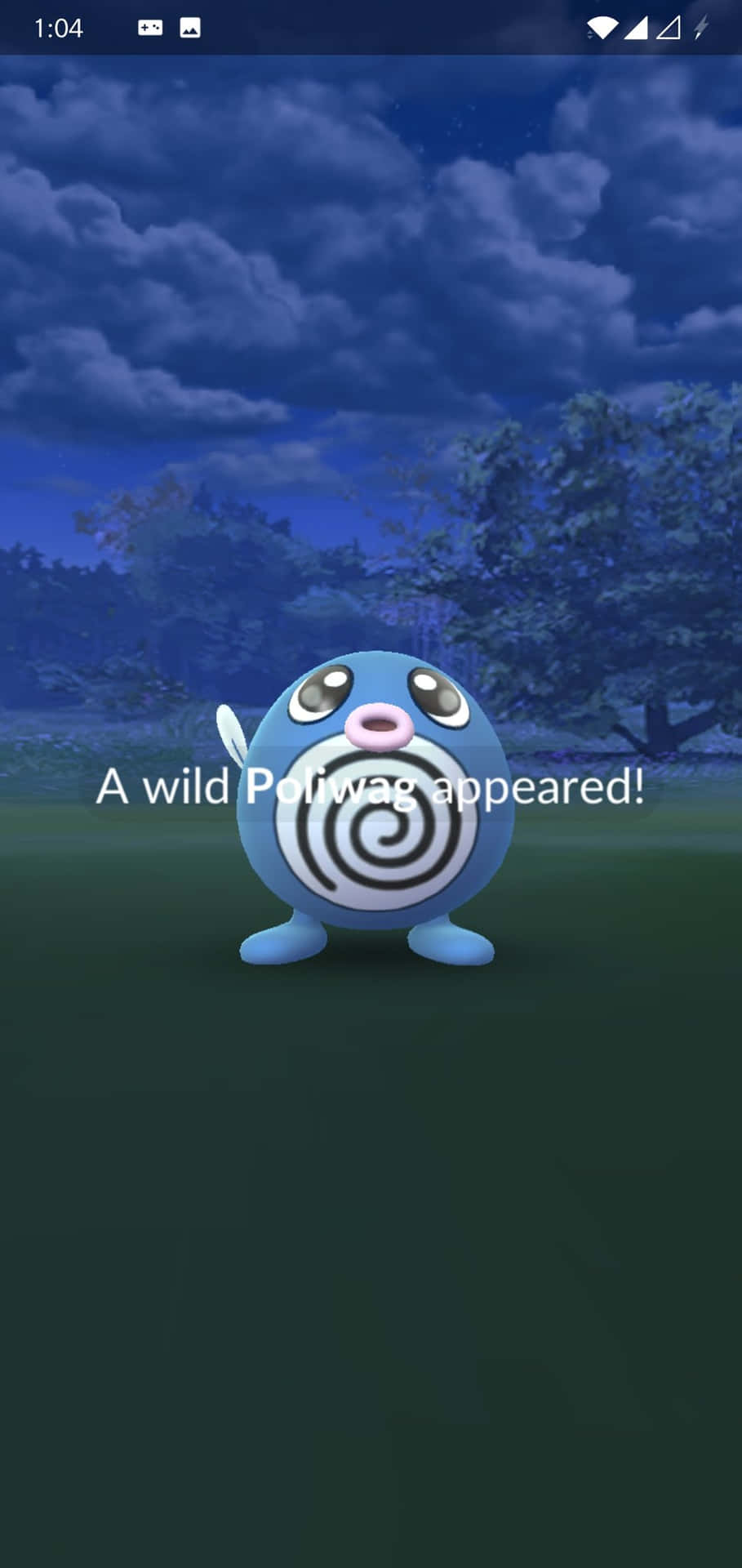 一隻名為 Poliwag 的藍色螺旋圖案寶可夢在夜晚的陰暗森林中出現。