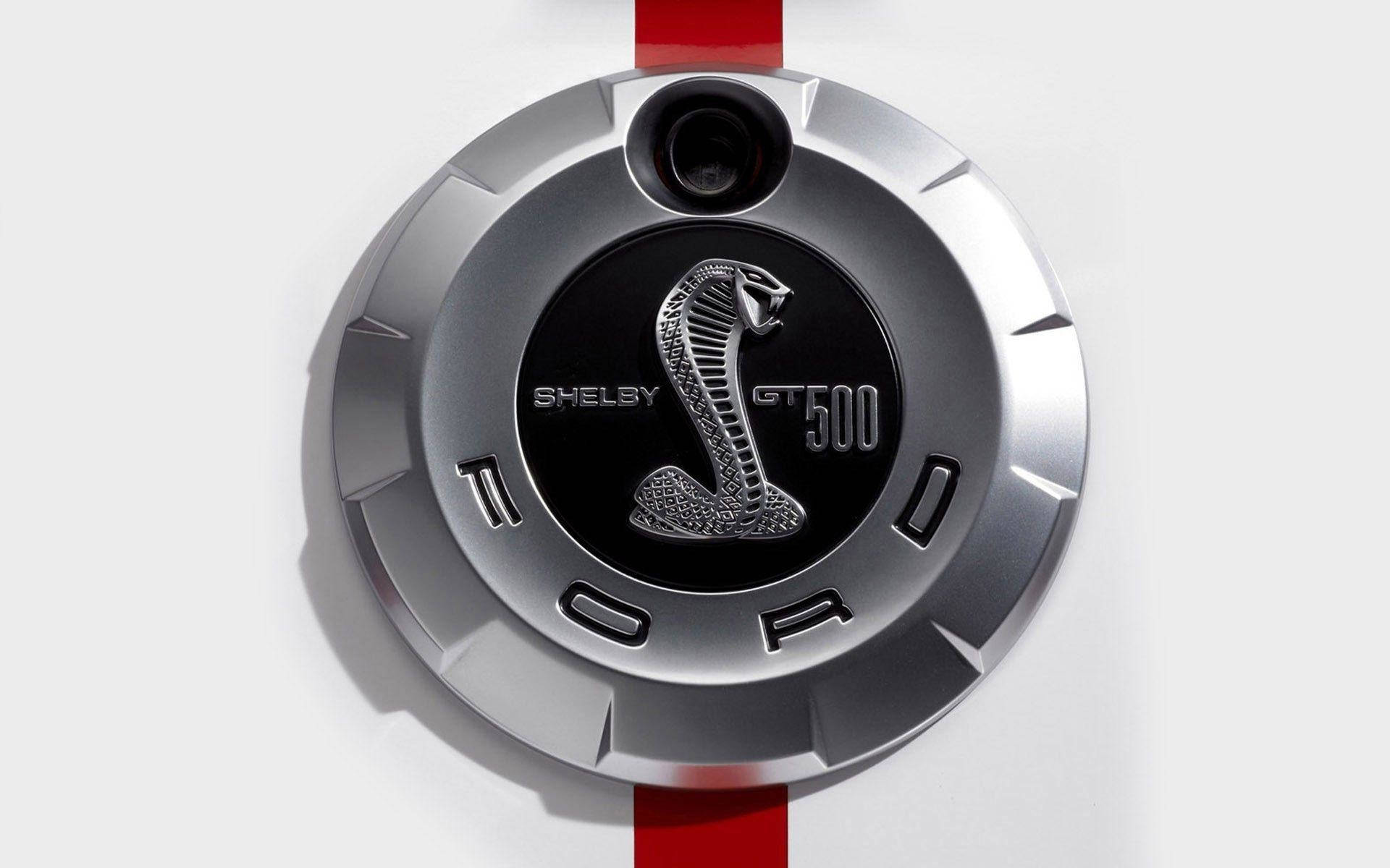 帶有眼鏡蛇標誌和紅色條紋的Shelby GT500輪圈中心蓋