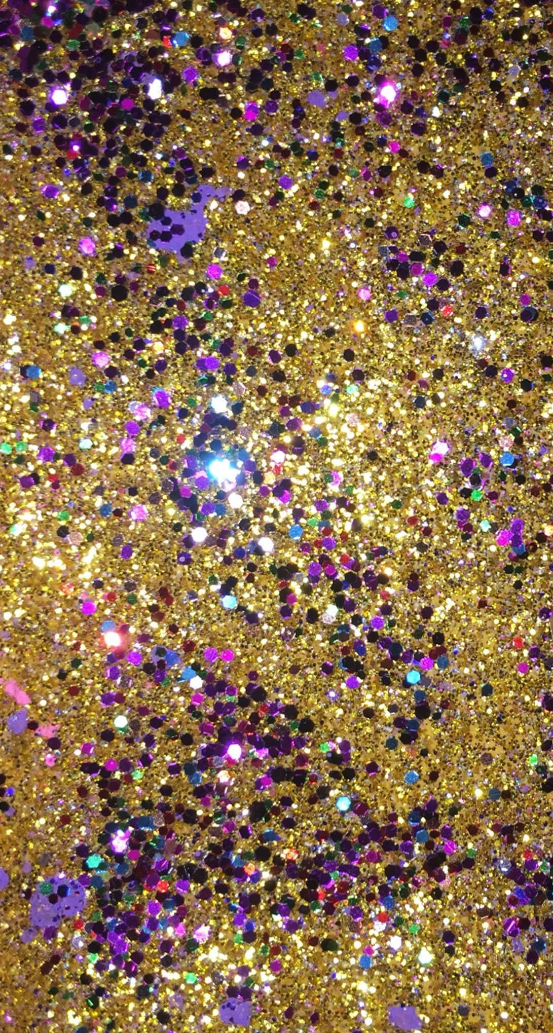 金光閃耀鑽石背景 壁紙 — 金色閃粉的耀眼特寫，散落的紫色和黑色閃光捕捉光線。