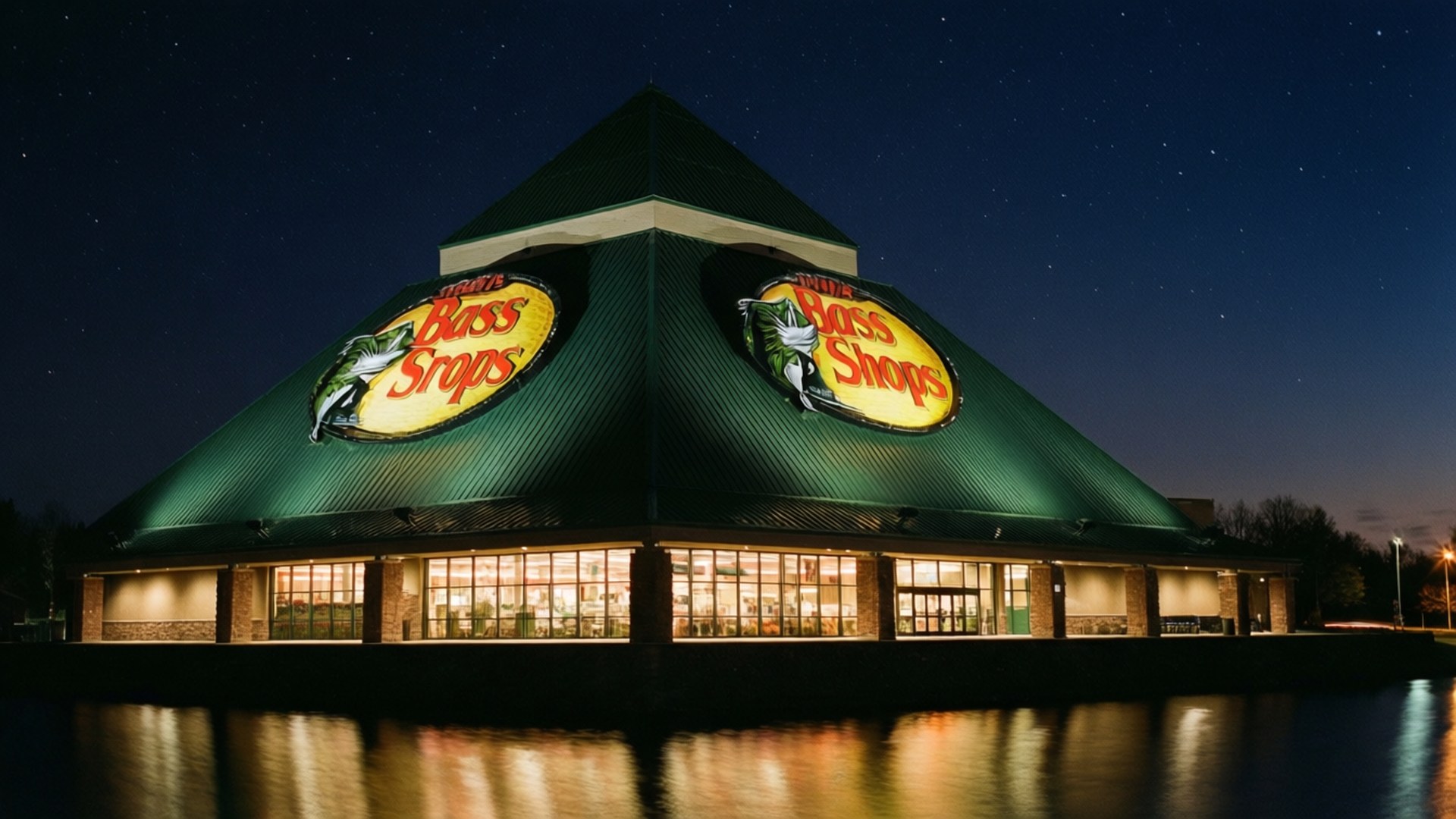 夜晚的Bass Pro Shops商店，星空與水面倒影。