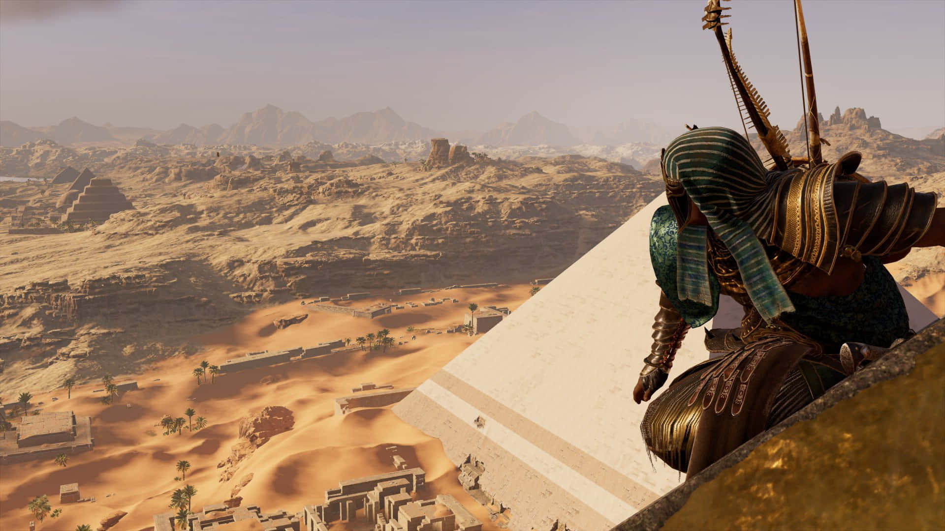 刺客身穿盔甲在金字塔頂俯瞰沙漠遺跡，夕陽西下