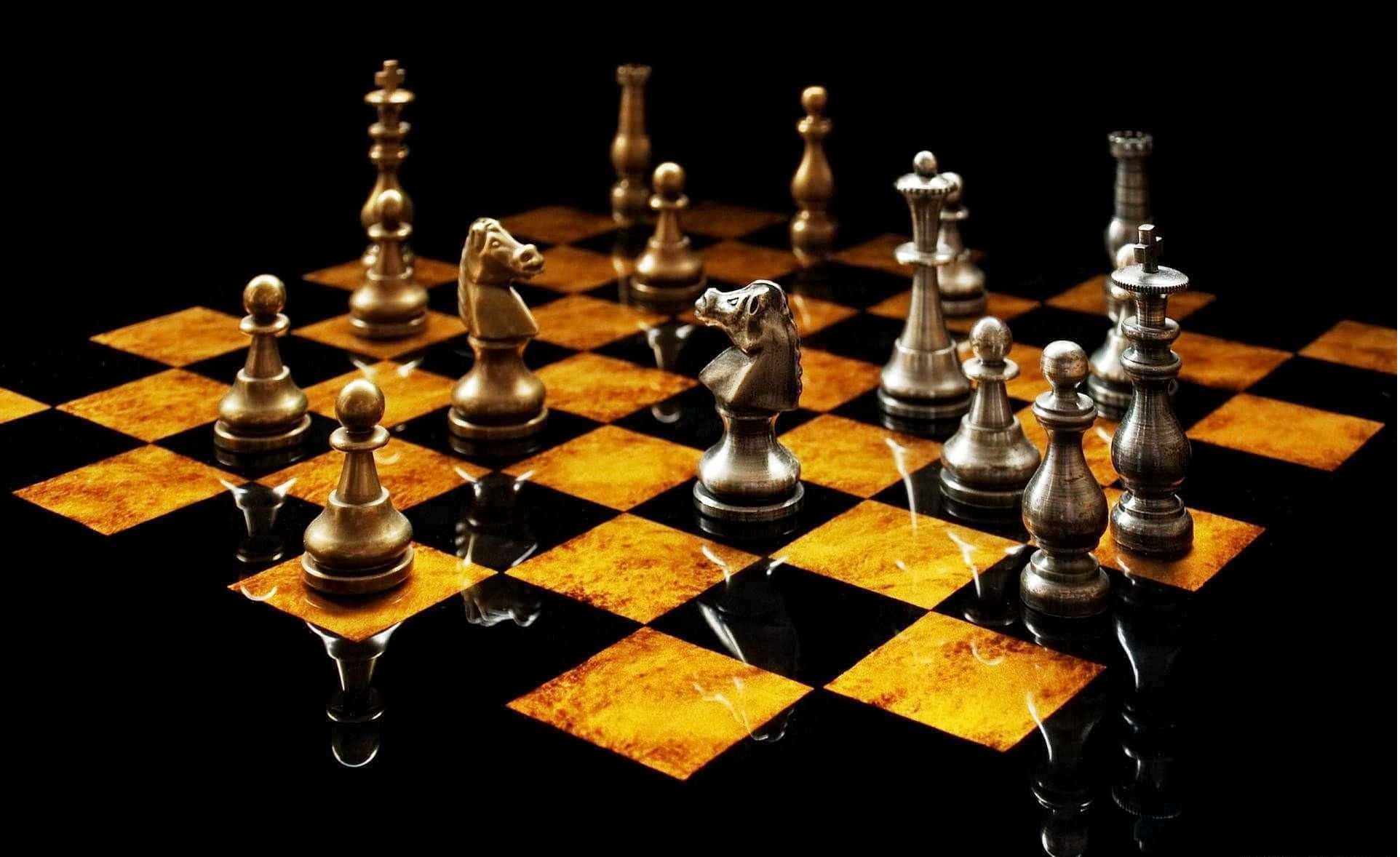 國際象棋 桌布 壁紙 — 金屬國際象棋棋子放在反光的金色和黑色棋盤上，背景深色。