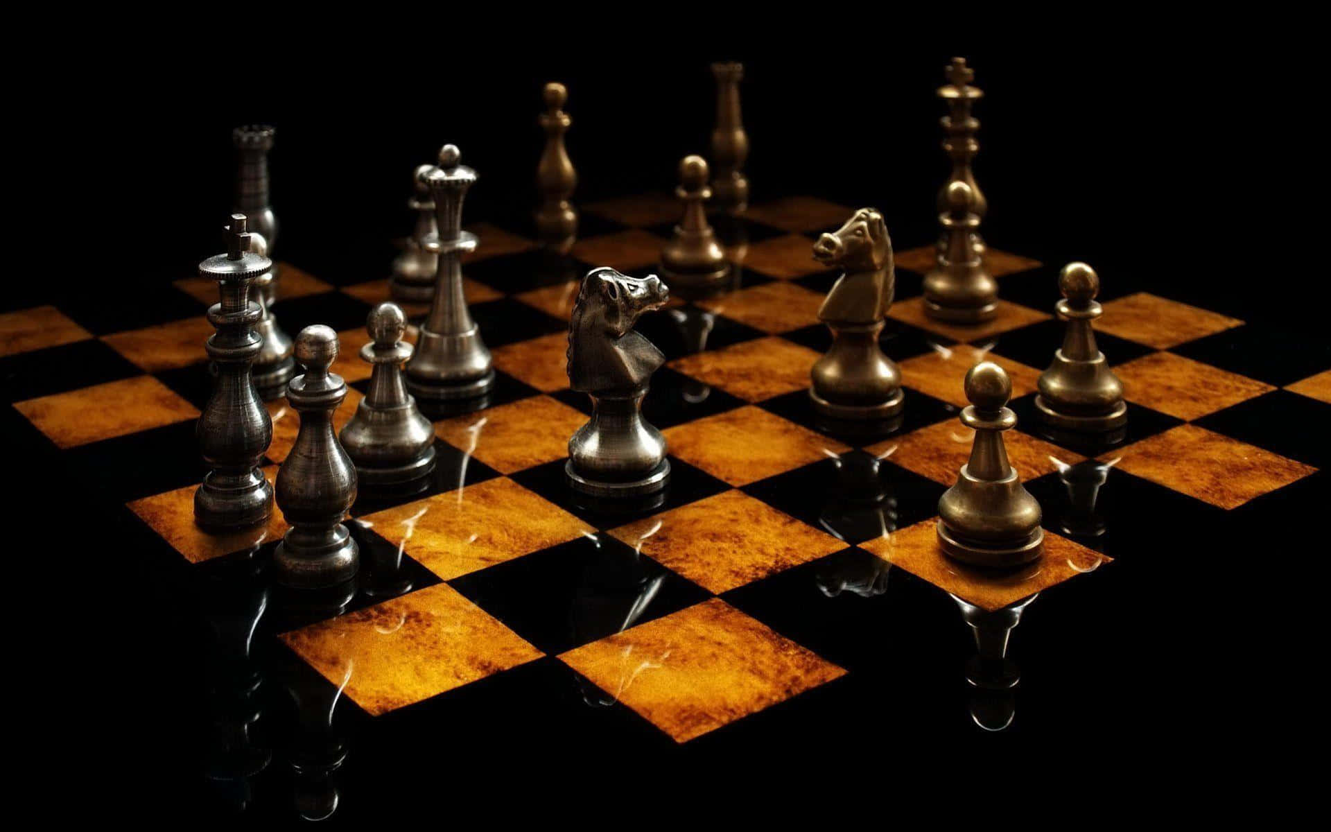 國際象棋 桌布 壁紙 — 金屬國際象棋棋子立在光亮的琥珀色和黑色棋盤上，背景為純黑色。