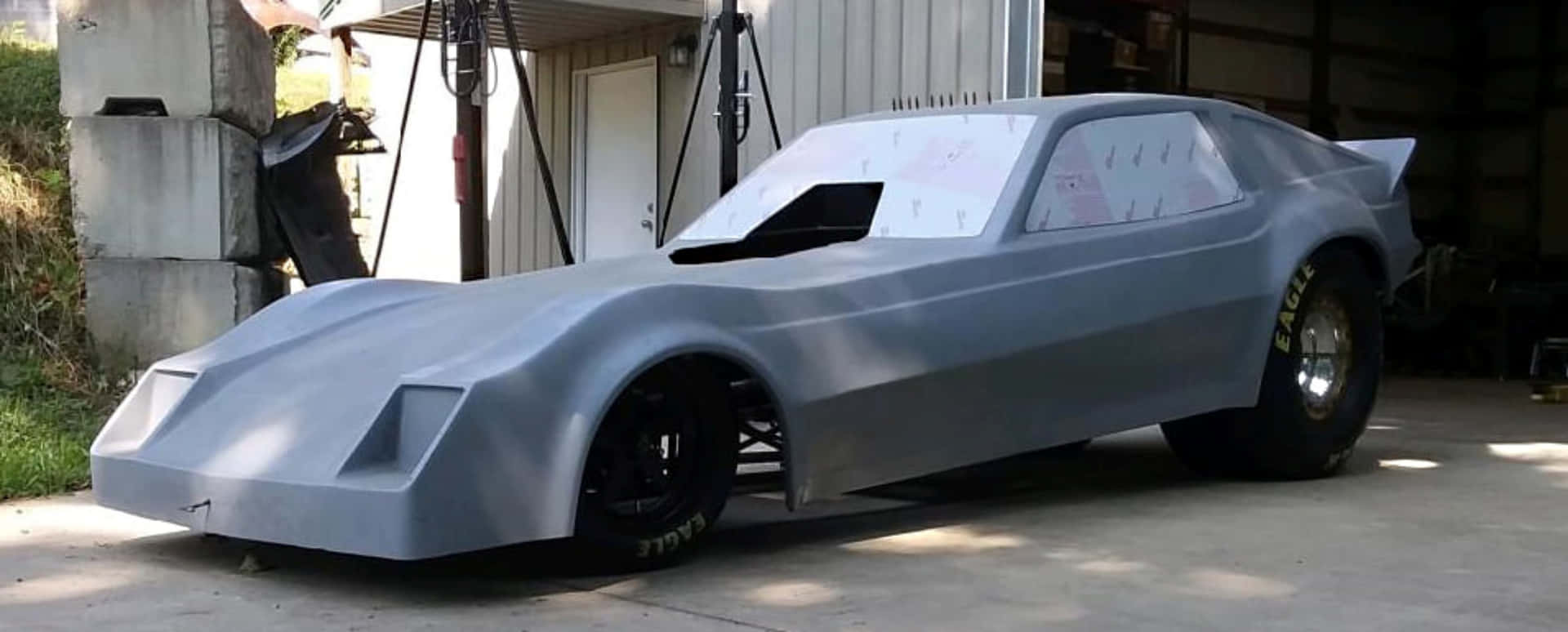 車庫中正在建造的銀色賽車車身。