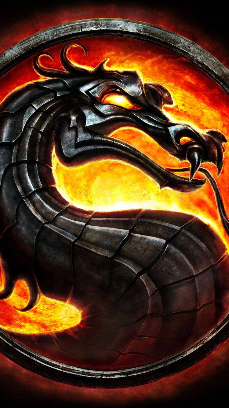 一條黑色巨龍，眼睛發光，被火焰包圍在圓形徽章中。
