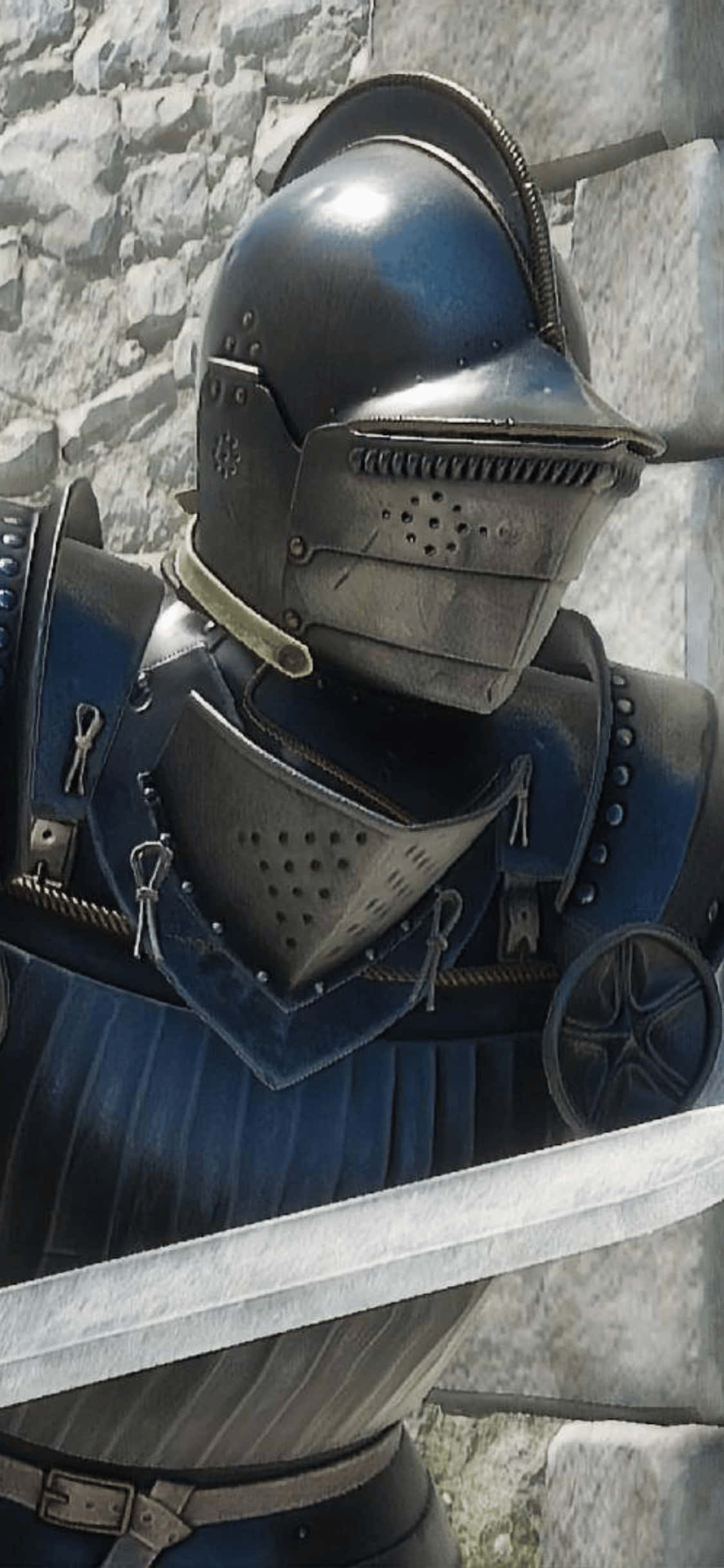 金屬甲冑戰士 iPhone XS Mordhau 背景 壁紙 — 身穿深藍色盔甲的中世紀騎士手持劍，以石牆為背景的特寫。