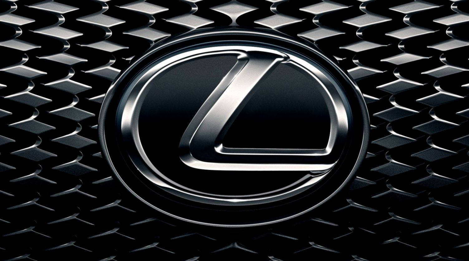 黑色紋理汽車格柵上的鍍鉻 Lexus 標誌