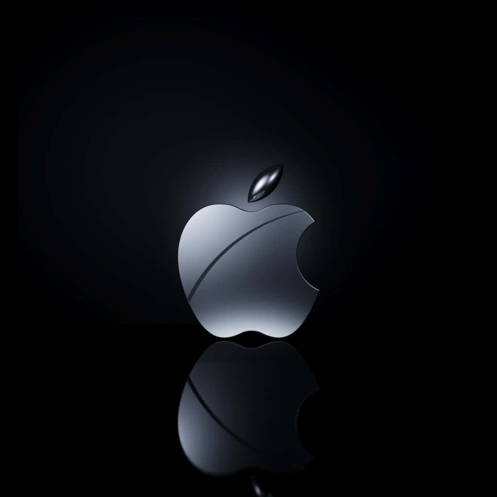 時尚的銀色Apple標誌在黑色表面上帶有倒影。