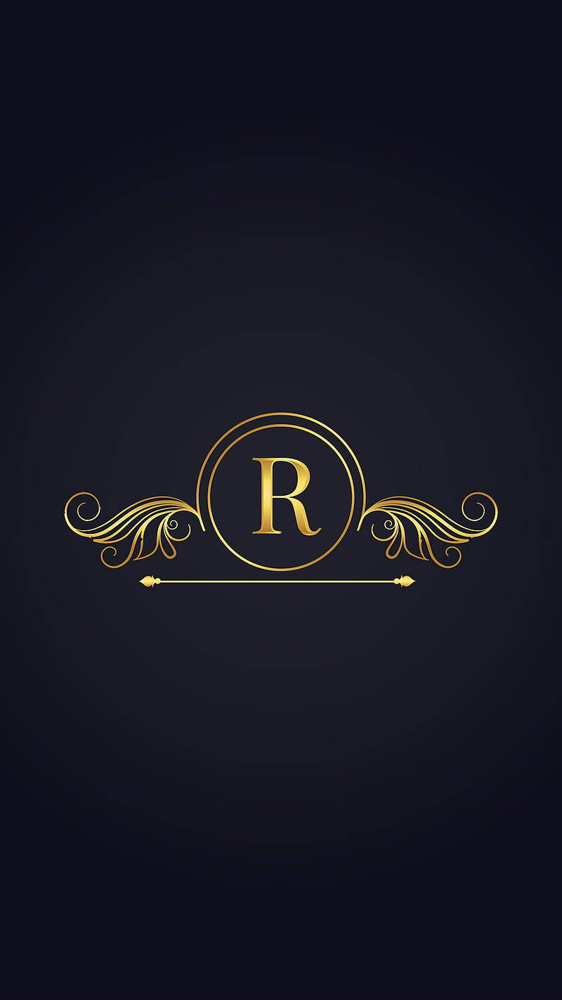 金屬裝飾字母R 壁紙 — 一個金色華麗字母R花押字，帶有旋轉的漩渦裝飾，居中在深海軍藍背景上。