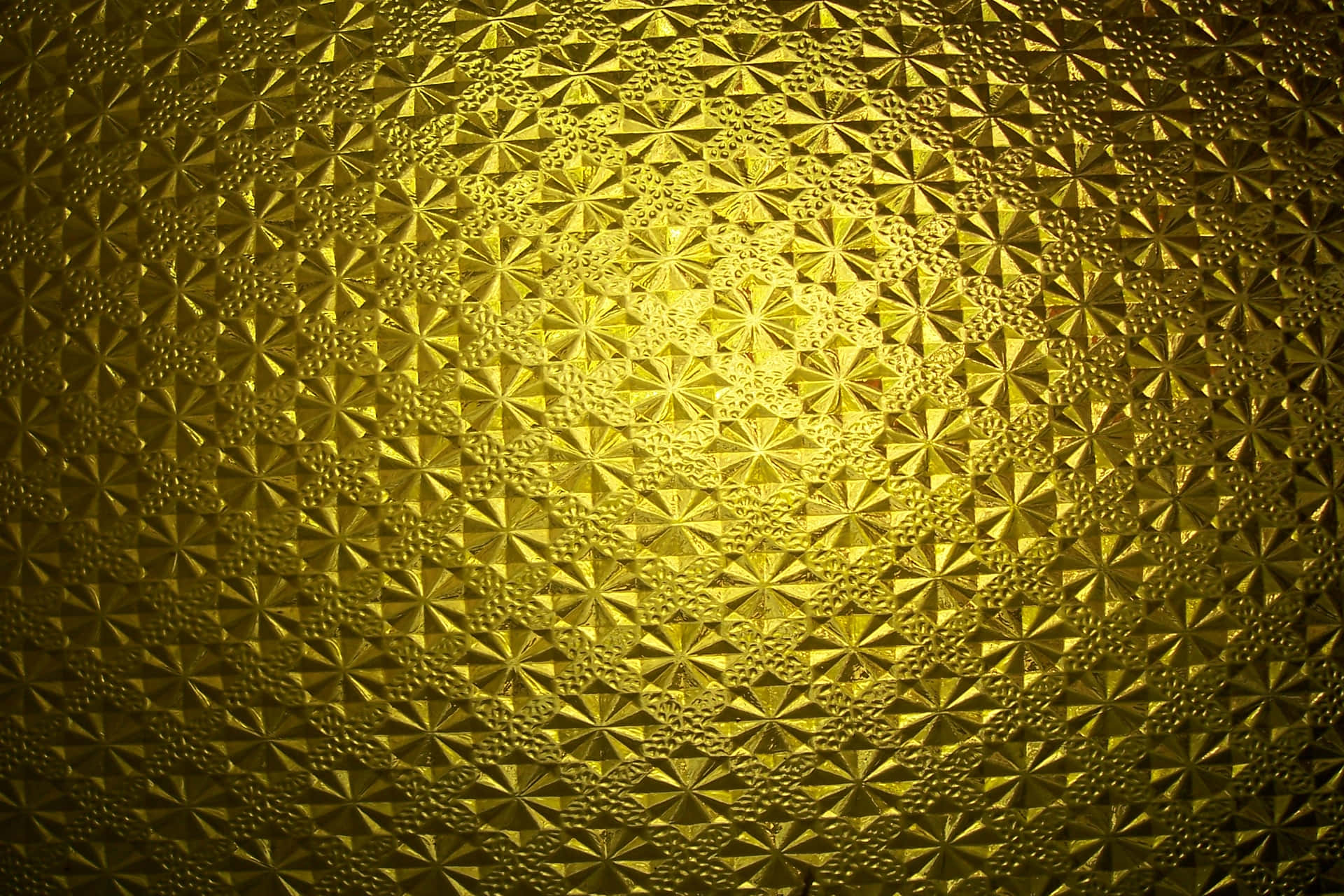 金色紋理表面，帶有星形圖案和溫暖的照明。