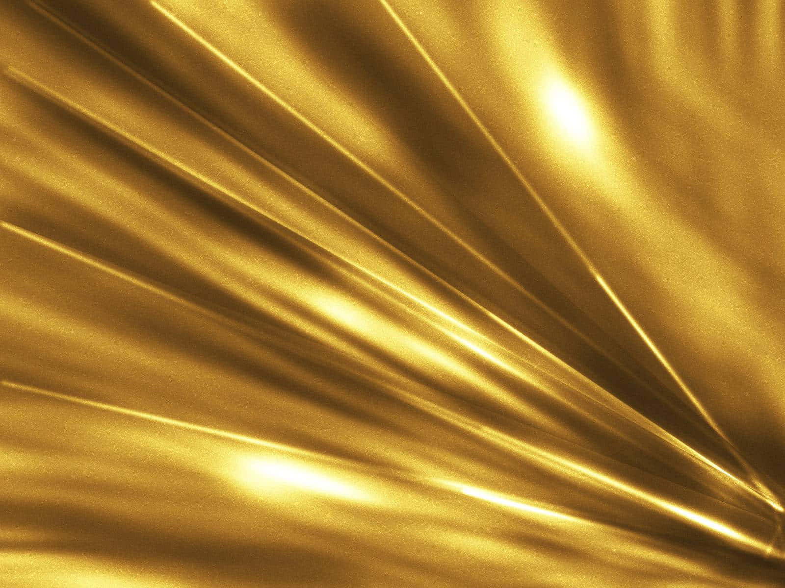 金屬質感褶皺背景 壁紙 — 閃耀的金色布料以動態的對角線褶皺流動，捕捉明亮光線，呈現閃爍高光。