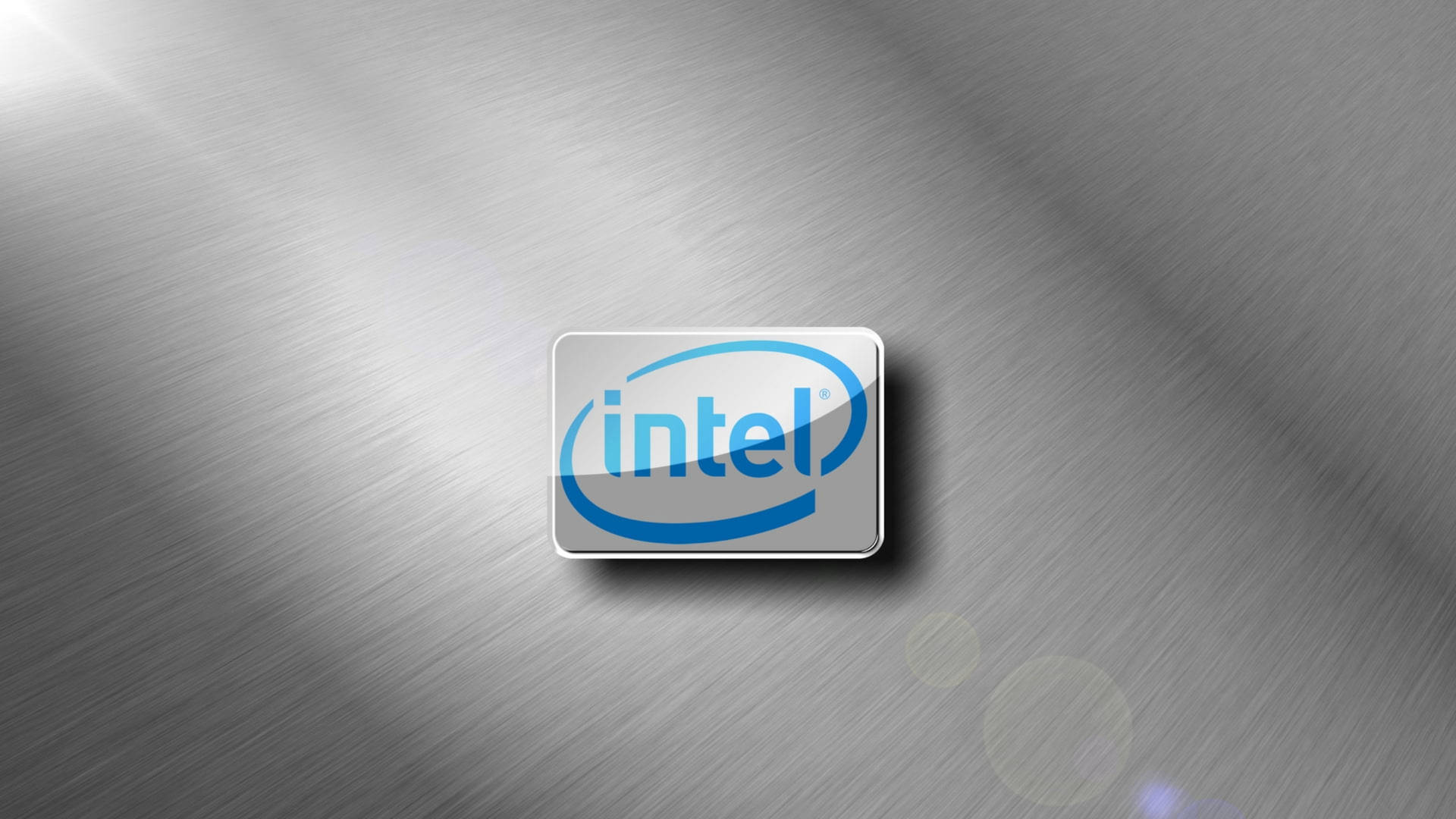 Intel 標誌在拉絲金屬背景上帶鏡頭光暈