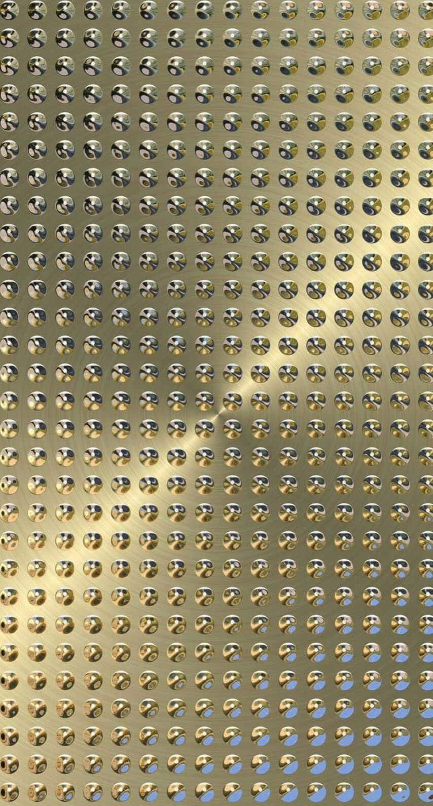 金色穿孔金屬牆，帶有重複的圓形孔洞和光線反射。