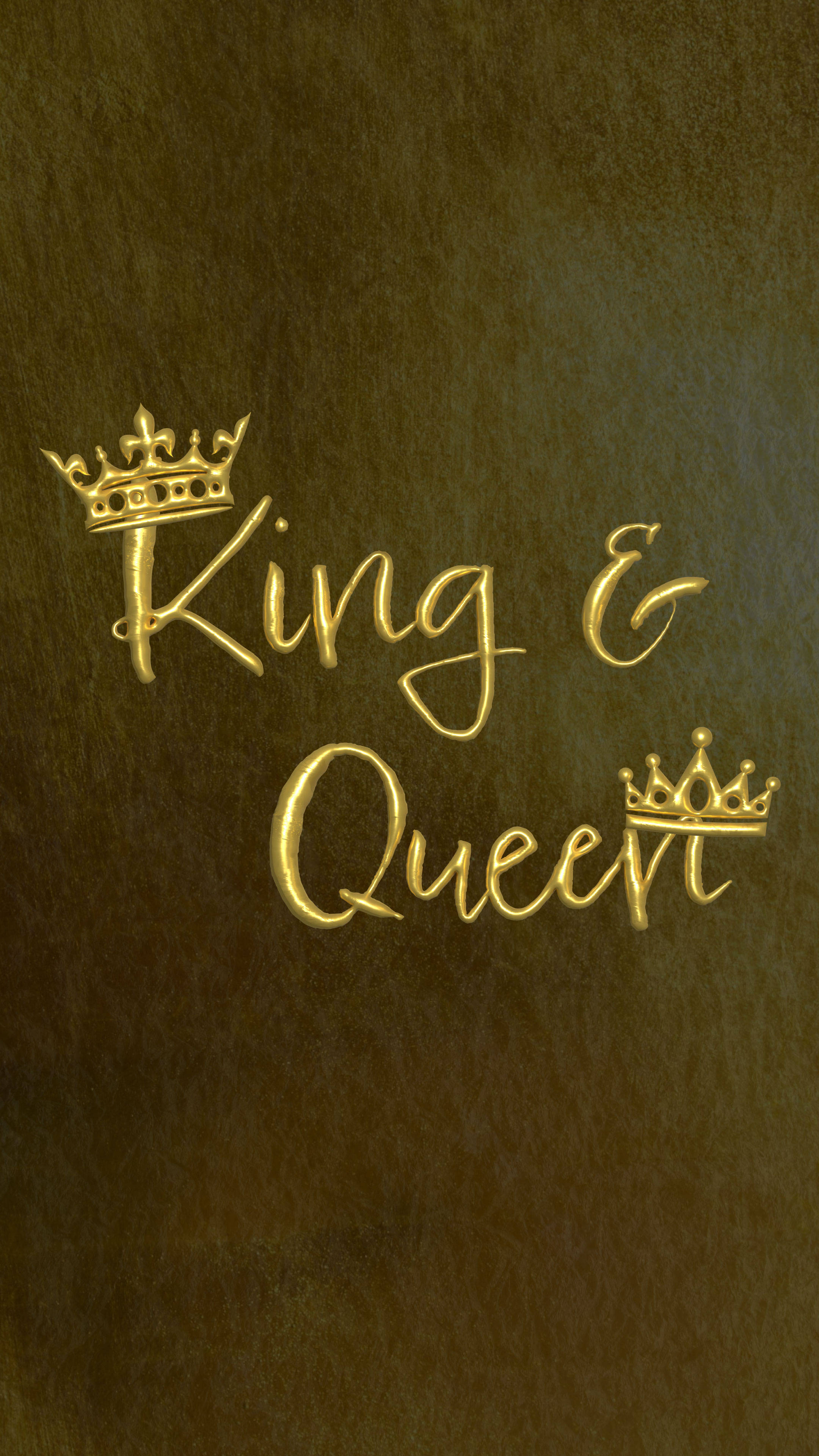 金屬雕刻的王與后 壁紙 — 金色草書文字寫著 King & Queen，每個字上方有皇冠，背景為有紋理的深棕色。