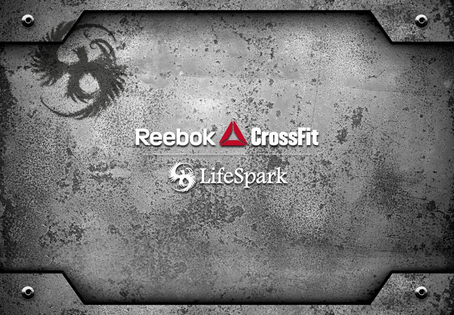 Reebok CrossFit 和 LifeSpark 標誌在風化金屬背景上。