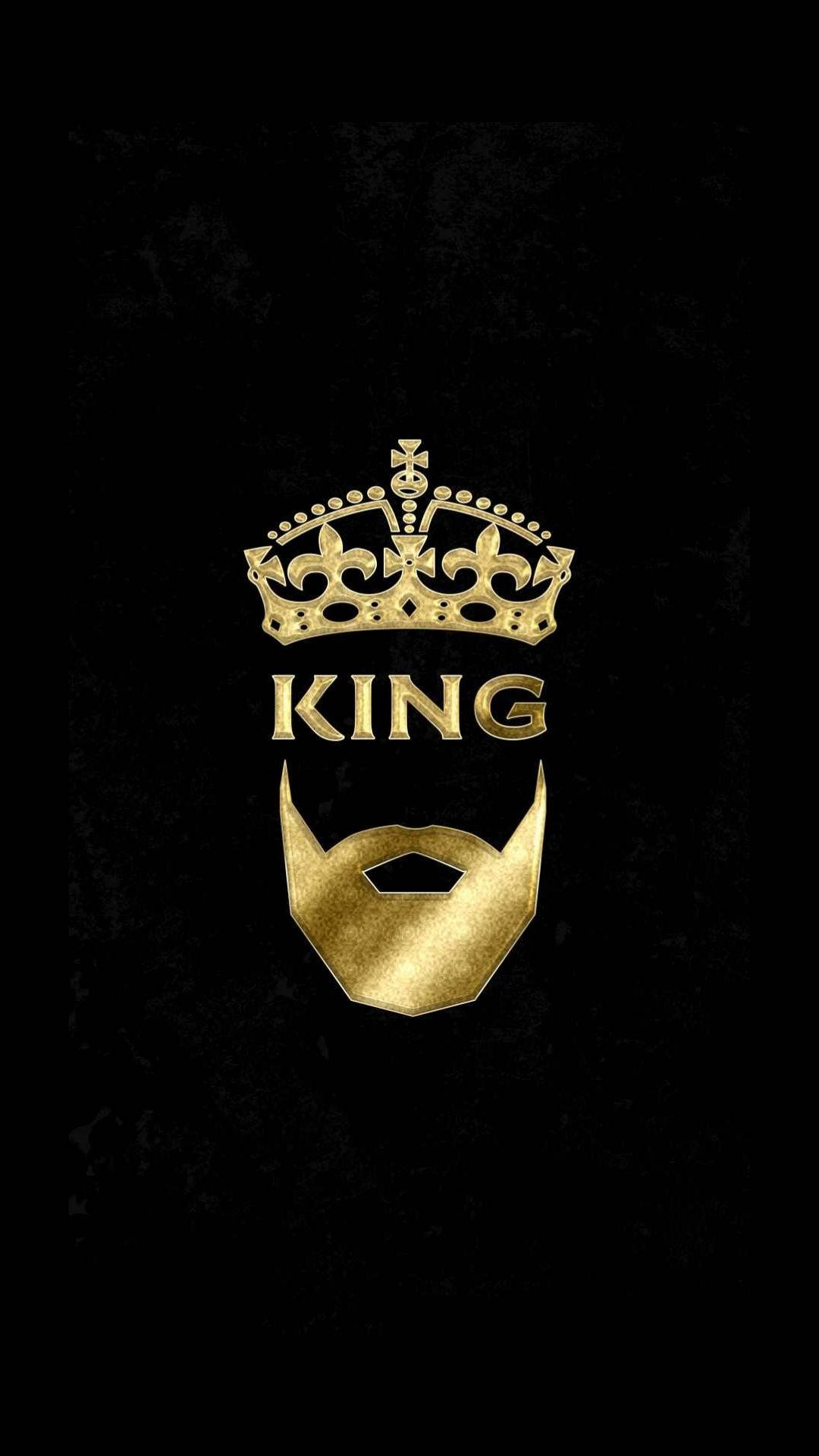 金屬鬍鬚王 壁紙 — 金色皇冠和鬍鬚徽章，中央有「king」字樣，置於有紋理的黑色背景上。