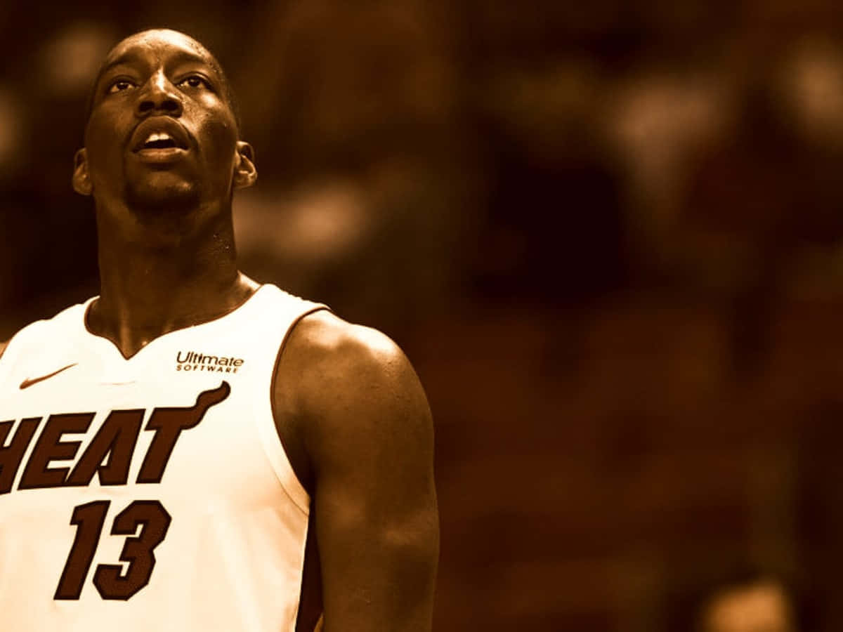 籃球運動員身穿熱火隊13號球衣在比賽中向上看。