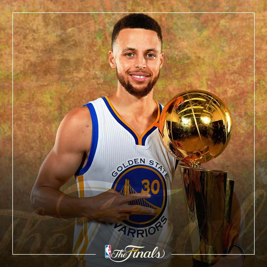 steph curry 桌布 壁紙 — 金州勇士隊球員史提芬居里自豪地微笑，在溫暖的紋理背景前閃耀的NBA總決賽獎盃。