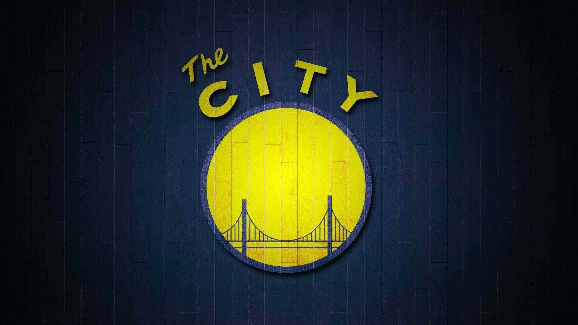 深藍色木牆上帶有橋樑剪影的金黃色「The City」標誌。