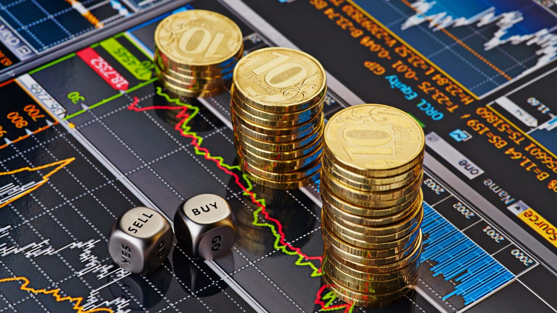 Forex 桌布 壁紙 — 金幣堆在發光的金融圖表上崛起，買入和賣出的骰子在數據上投下陰影。