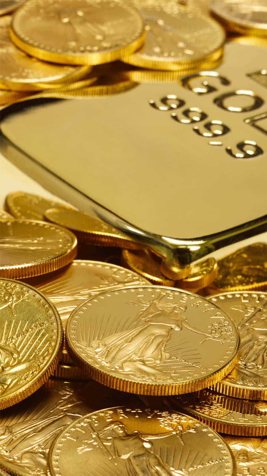 一堆金幣和一條標有999.9的金條