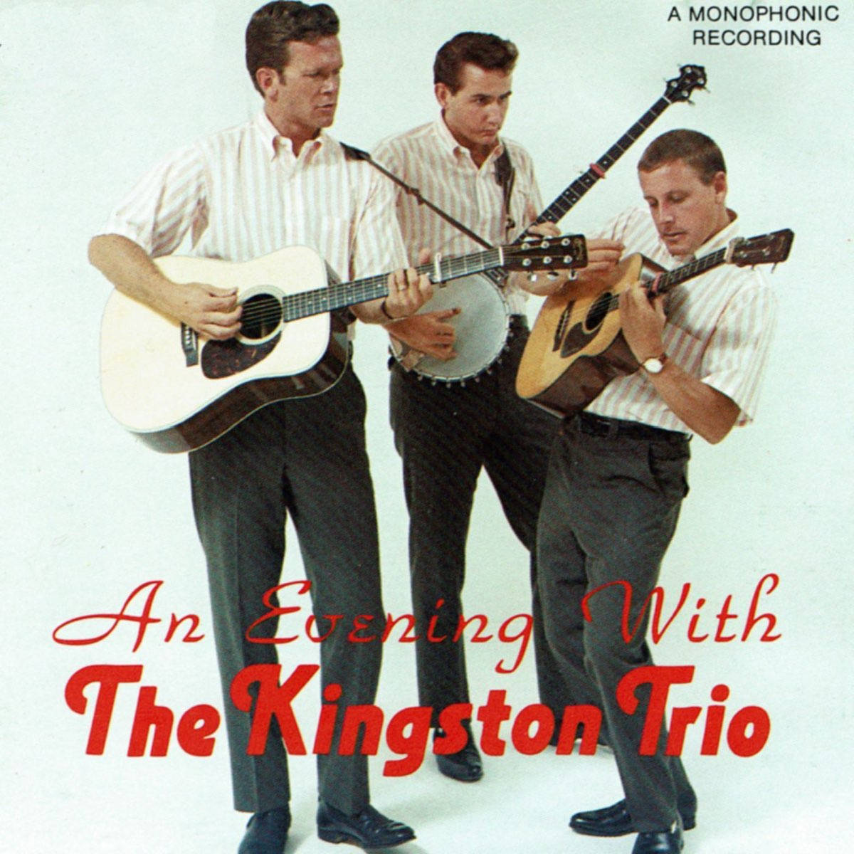 金斯頓三重唱《An Evening With The Kingston Trio》現場專輯封面 壁紙 — 三個穿著條紋襯衫的男人在純色背景前彈奏原聲結他、班卓琴和結他，並帶有專輯標題文字。