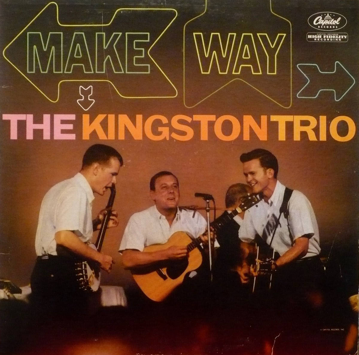 金斯頓三重唱《Make Way》專輯封面 壁紙 — The Kingston Trio 在發光霓虹燈牌下用結他和班卓琴表演的復古專輯封面。