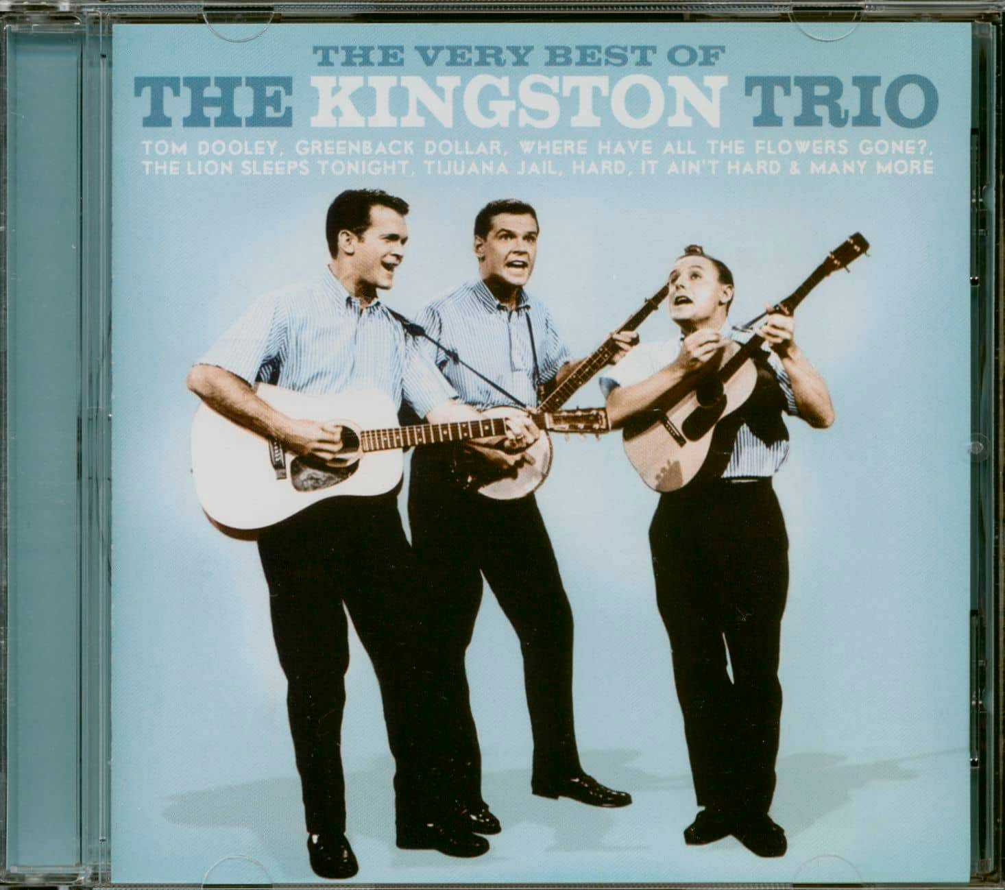 金斯頓三重唱《The Very Best Of The Kingston Trio》CD專輯封面 壁紙 — 三名身穿條紋襯衫的男子在淺藍色攝影棚背景下唱歌和彈奏木結他。