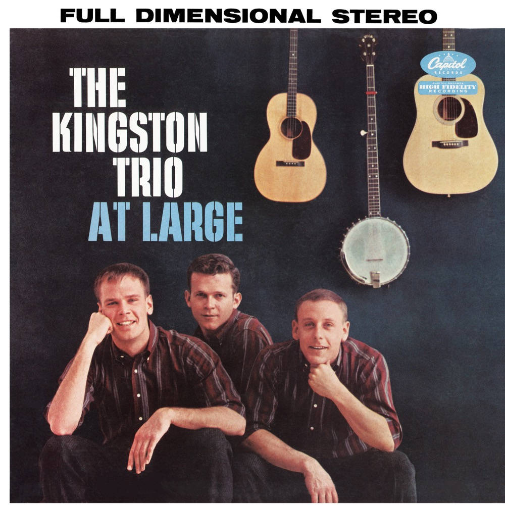 金斯頓三重唱經典專輯封面《The Kingston Trio At Large》 壁紙 — 三個微笑的男人穿著格仔恤衫，坐在一面裝飾著木結他和班卓琴的深色牆前。
