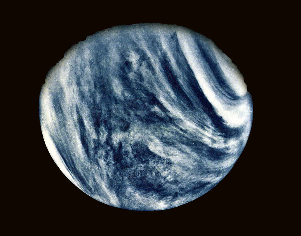 金星的明亮美景 壁紙 — 一個在黑色虛空中帶有雲紋圖案的藍白旋轉行星。