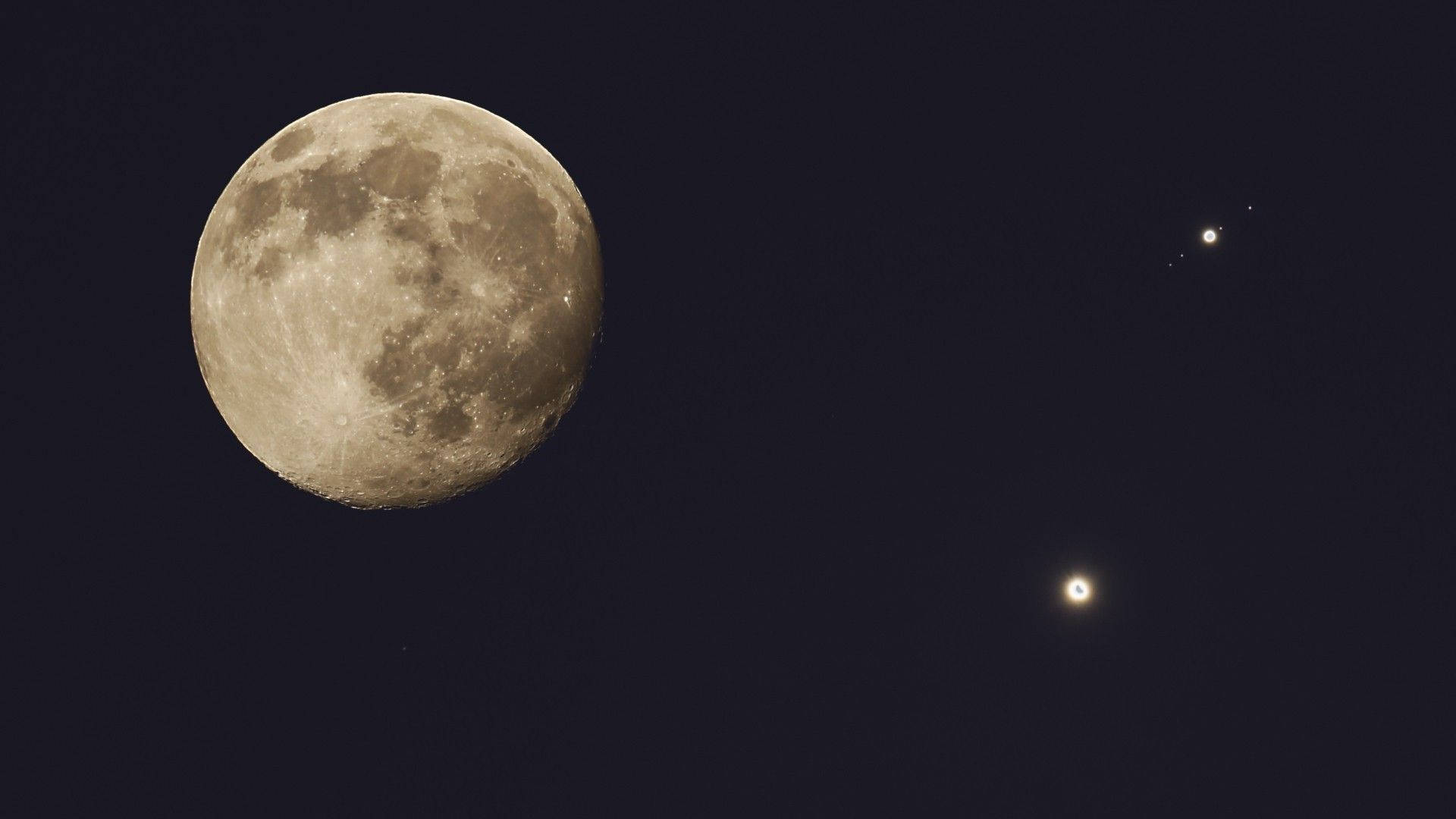 金星與雙星相伴 壁紙 — 一個細節豐富的滿月主宰著黑暗的夜空，附近有兩顆明亮的星星閃爍。