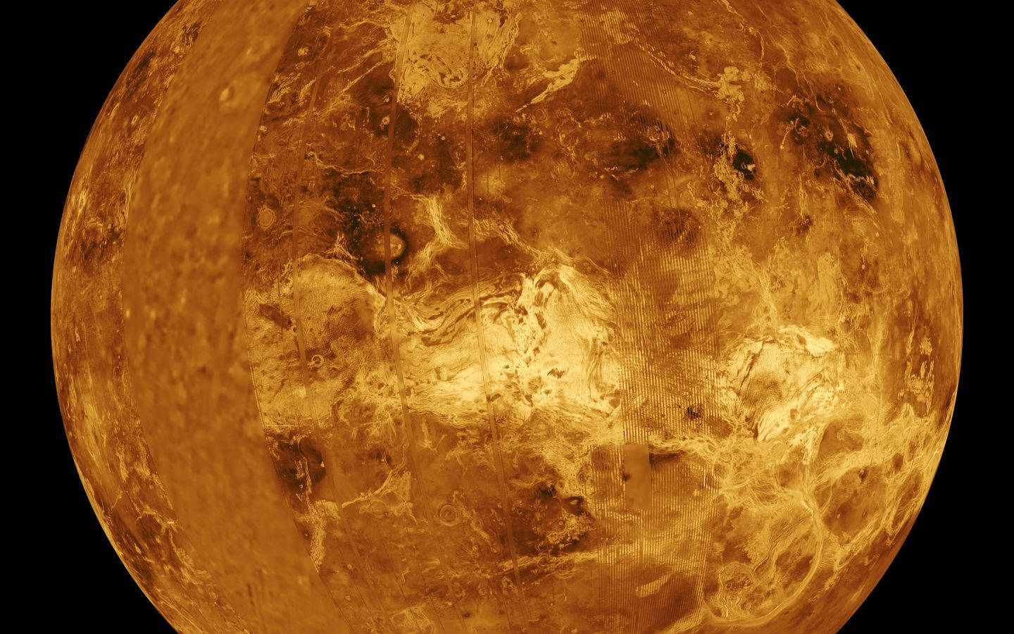 金星近距離特寫 壁紙 — 金星近距離觀賞，閃爍著旋轉的金色雲層，映襯著黑色太空虛空。