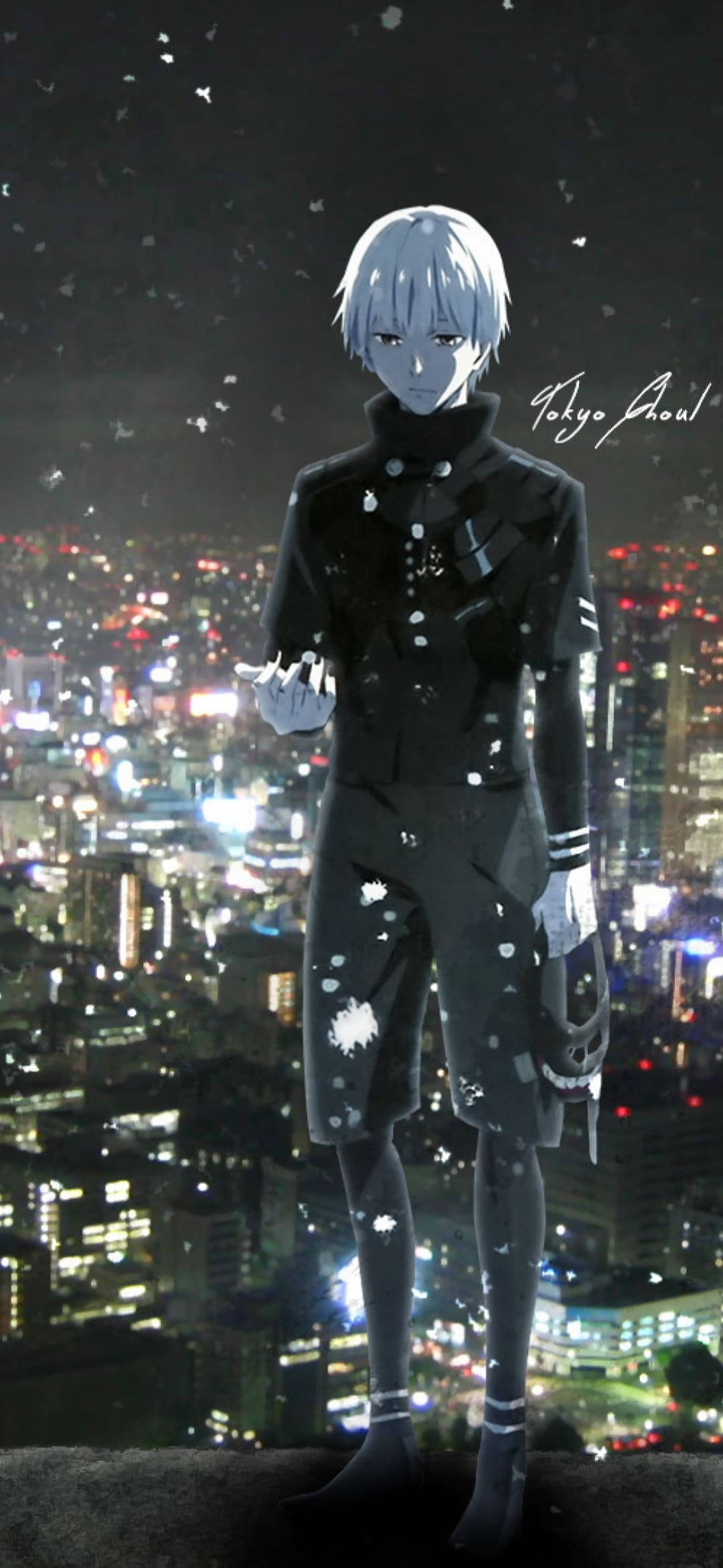 金木研摘下面具 東京喰種 iPhone 背景 壁紙 — 一個銀髮動漫角色穿著黑色服裝站在屋頂上，俯瞰夜晚充滿活力的霓虹燈城市景觀。