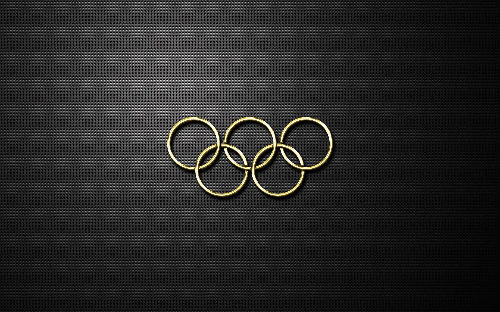 金色奧運五環在黑色穿孔金屬表面上。