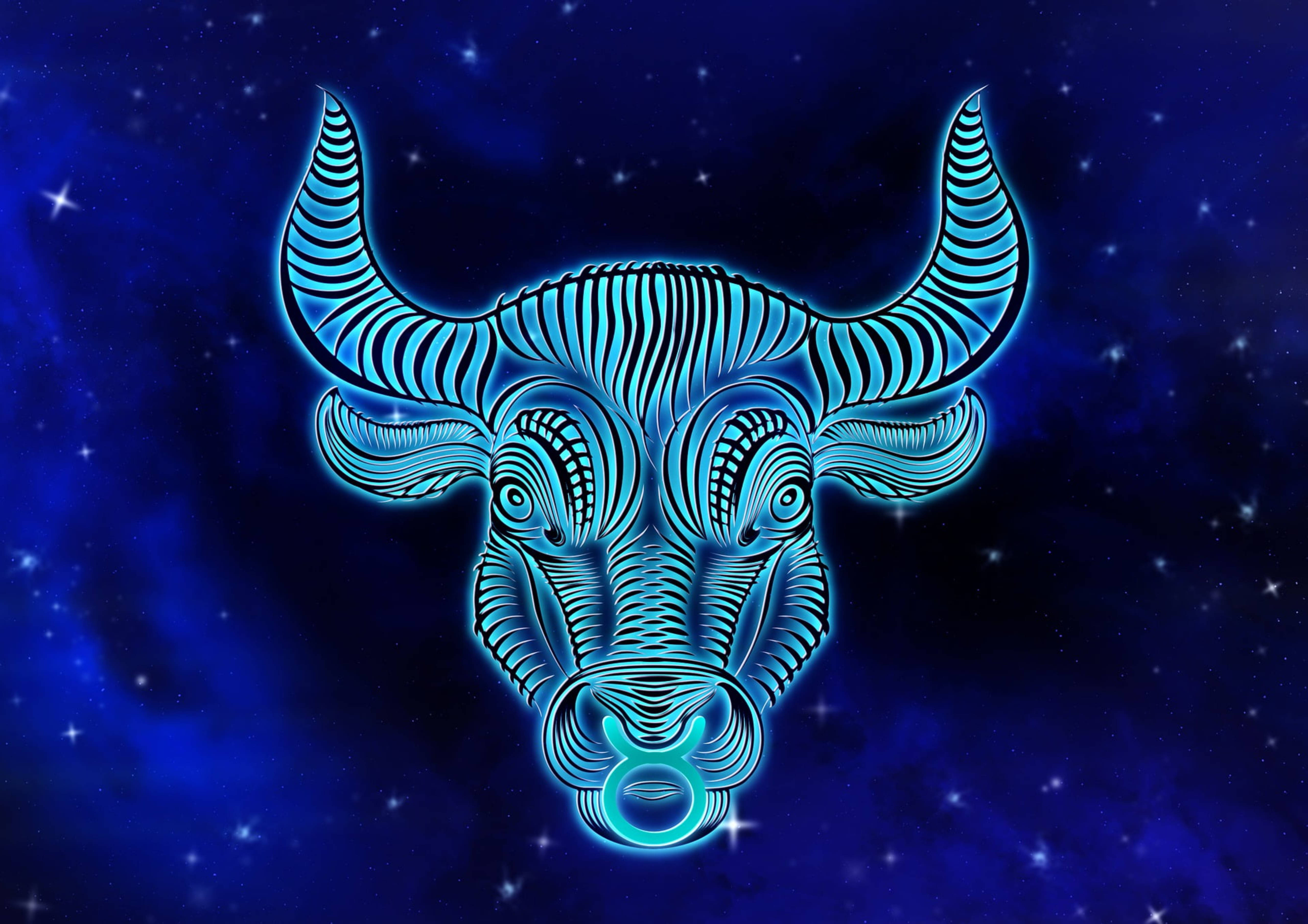 金牛座星座 壁紙 — 一個發光的藍色星座金牛頭，帶有條紋圖案，漂浮在滿天星斗的宇宙夜空上。