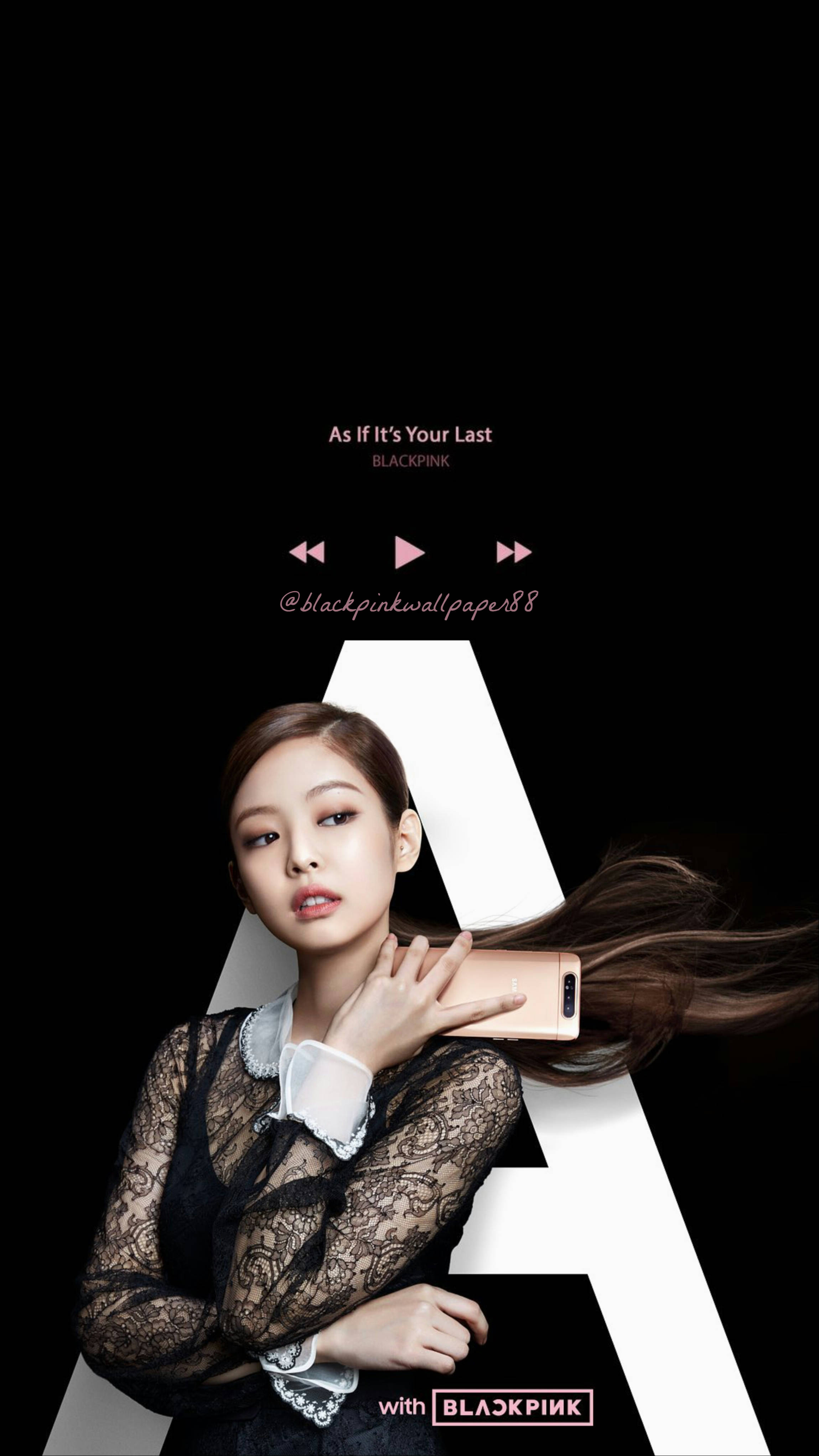 金珍妮單曲封面 壁紙 — Blackpink 成員優雅地擺姿勢，手持玫瑰金手機，背景為純黑色，上面有一個大的白色字母 A。