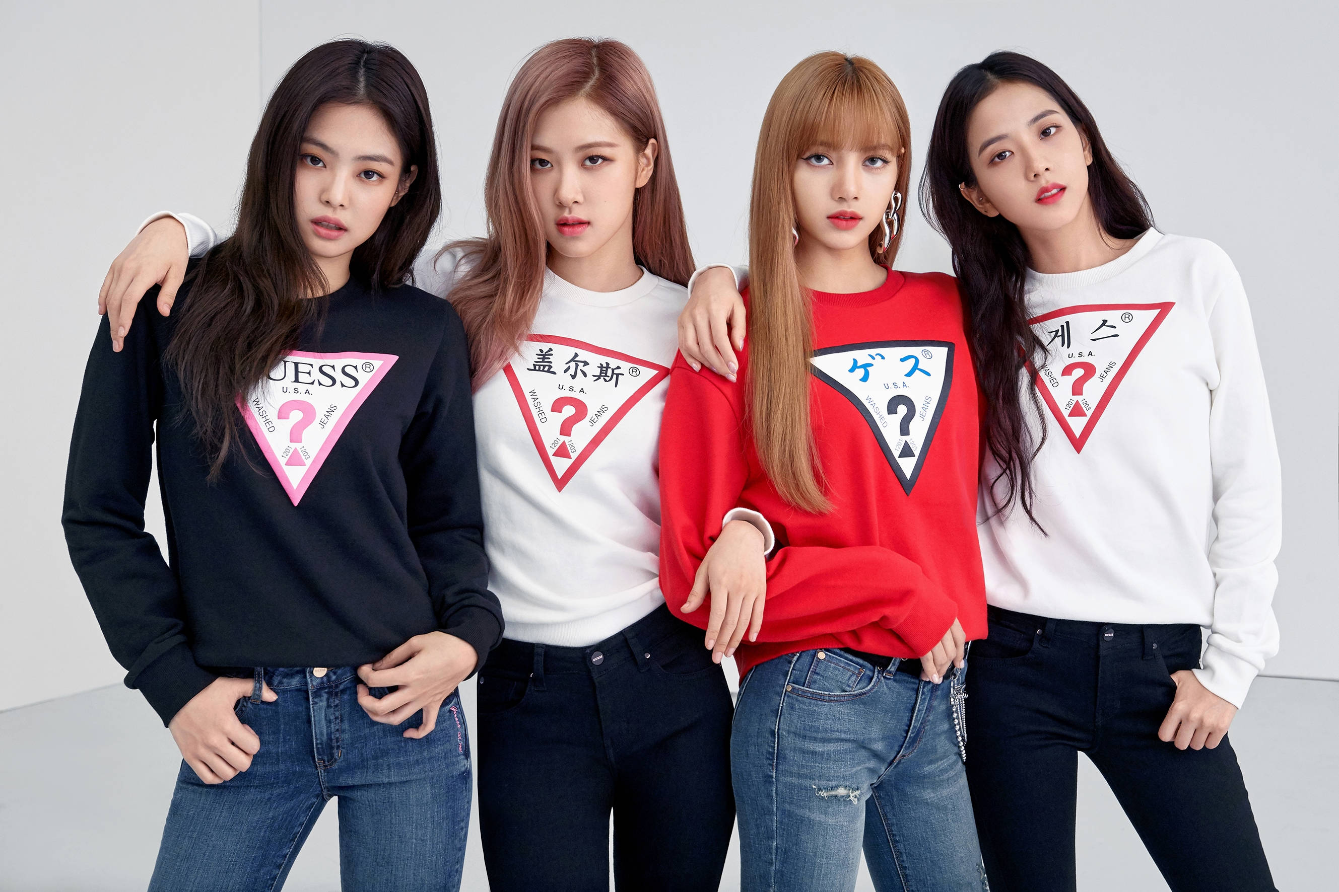 金珍妮與BLACKPINK成員Guess衛衣拍攝 壁紙 — 四位時尚女性穿著品牌衛衣，在簡約的白色工作室背景前自信地擺姿勢。