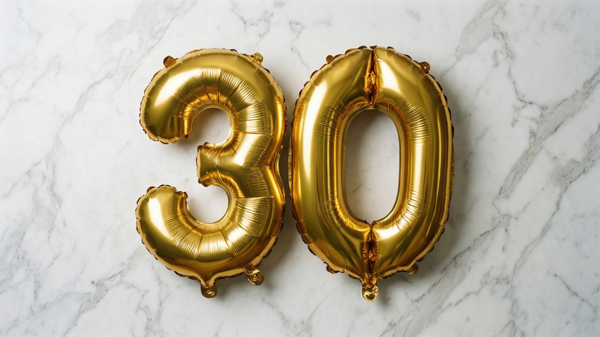 大理石上的金色30氣球，用於生日慶祝